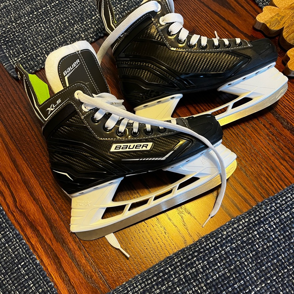 Bauer Black and White Hockey Skates
